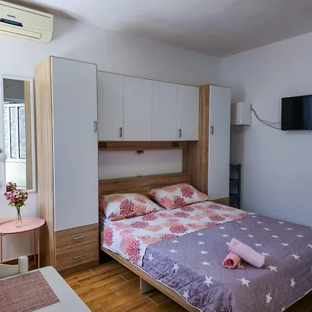 Apartments Neda Omis Exterior photo