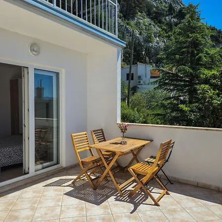 Apartments Neda Omis Exterior photo